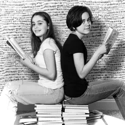 Exploring Pages With Sister Bookstagrammers