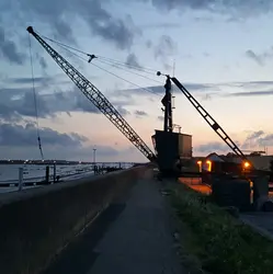 98 A ship that passes in the night - sleep safe